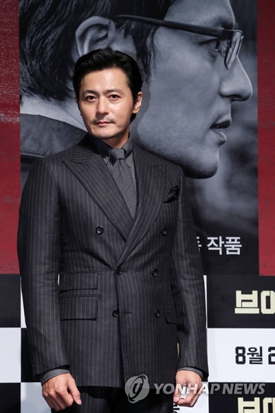 배우 장동건이 지난 2017년 7월 31일 오전 서울 강남구 신사동 CGV 압구정점에서 열린 영화 '브이아이피(V.I.P)' 제작보고회에서 포즈를 취하고 있다. <연합뉴스>